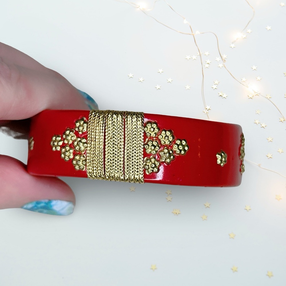 4563u. Bollywood Plastic Red and Goldtone Bangle